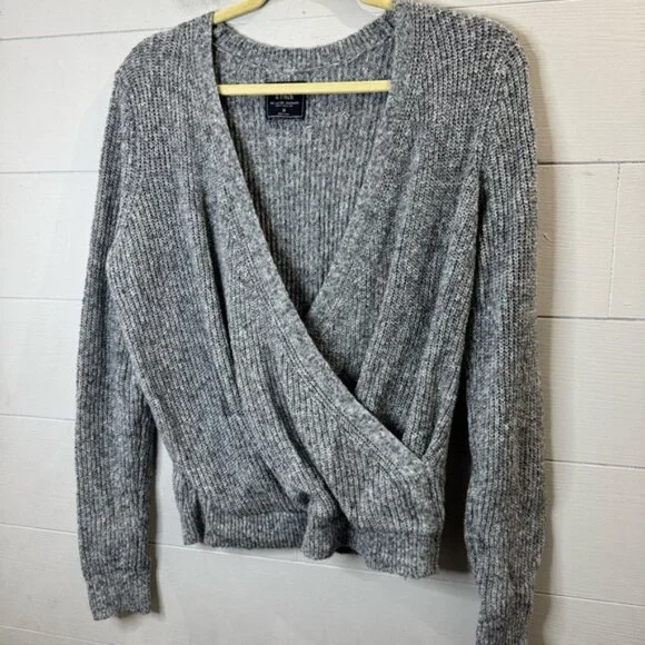 Abercrombie & Fitch Gray V-Neck Sweater Women’s Size Medium - Picture 7 of 7